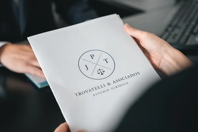 Entrega de la carpeta institucional de Trovatelli & Asociados a un cliente